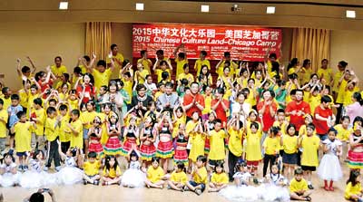 各界嘉賓與參加匯演的夏令營小朋友合影。(美國《星島日報》)