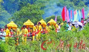 村民們盛裝在野地中巡游