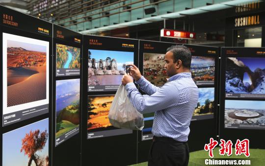 當地民眾饒有興趣地觀看攝影展