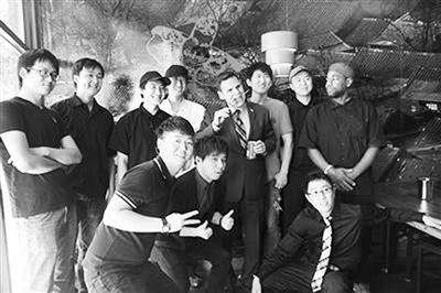 圖為摩頓市長(zhǎng)柯廷森(中)在無(wú)二烤肉店與員工們合影