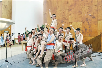 春之聲合唱團(tuán)在聯(lián)合國館演出《船到碼頭把酒喝》