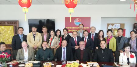 藝術(shù)家們和新澤西華裔社團(tuán)交流互動。(僑報(bào)記者張立春攝)