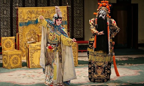 《霸王別姬》的表演場景。(圖片來源:英國《衛(wèi)報》)