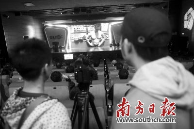 2015年中國(廣州)國際紀(jì)錄片節(jié)的開幕式上正在放映新片。(劉力勤