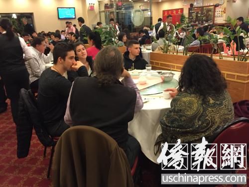洋食客在圣誕期間享用中餐美食。(美國《僑報》/高詩云