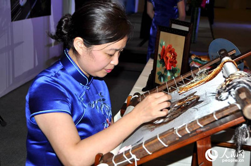中國(guó)刺繡藝術(shù)大師成新湘女士在現(xiàn)場(chǎng)展示湘繡刺繡。(殷淼