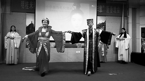 圖為外國留學生展示中華服飾禮儀文化