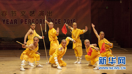 河南省藝術(shù)團(tuán)的演員們在表演少林功夫秀。(吳波
