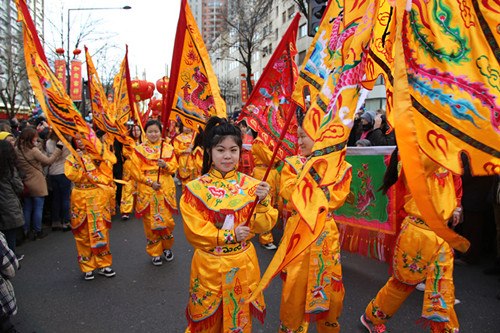 彩妝游行以其鮮艷的民族服飾備受歡迎。(法國(guó)《歐洲時(shí)報(bào)》)