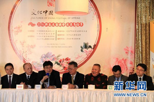 2月12日,中國(guó)駐多倫多副總領(lǐng)事張傳兵(左三)和本地贊助機(jī)構(gòu)代表出席加拿大國(guó)際電視臺(tái)舉辦的“文化中國(guó)·四海同春”晚會(huì)新聞發(fā)布會(huì)。新華社記者