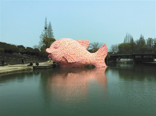 搭建完成后的粉紅色“浮魚”與水劇場(chǎng)形成鮮明的反差(何建為