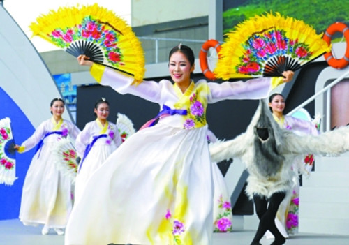韓國(guó)清州舞蹈《花鳥》(潘前波