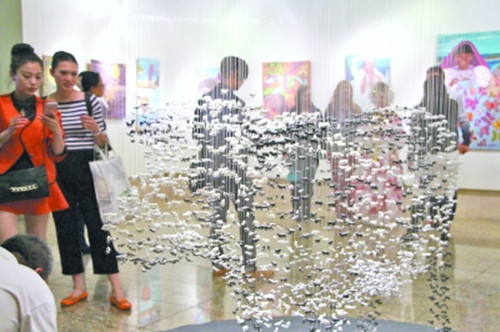拉美及加勒比當代藝術展上的作品吸引眾多觀眾(陳璐