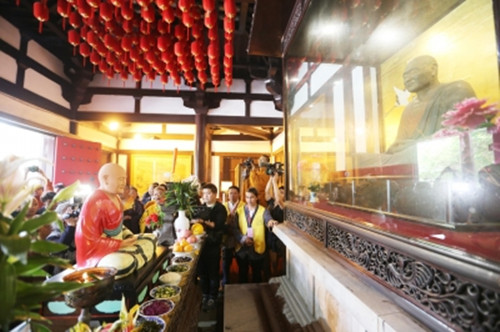大明寺鑒真紀(jì)念堂里,新老鑒真像似在互致問(wèn)候(張卓君