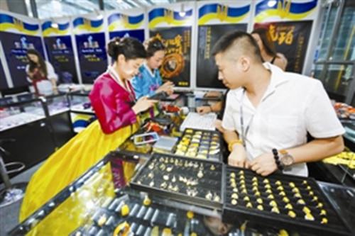 在“一帶一路”展館內(nèi),來自烏克蘭的手工藝品吸引眾多市民選購(陸穎