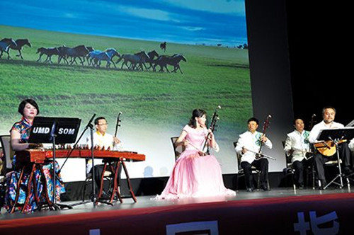 藝術(shù)家們和華盛頓中國民族樂團二胡演奏者們的合作曲目《戰(zhàn)馬奔騰》(美國《僑報》/何心怡