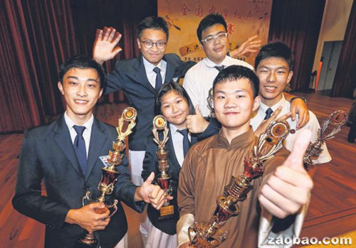 第31屆“全國中學(xué)相聲表演賽”的三支優(yōu)勝隊(duì)伍(新加坡《聯(lián)合早報(bào)》/周柏榮