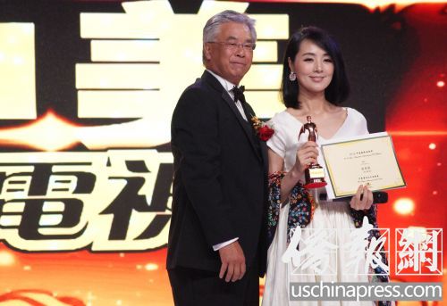 中國內地演員姜鴻波獲最年度最佳女演員和最佳電視劇女主角兩個大獎(美國《僑報》/章寧
