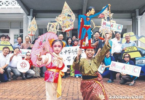 今年的百盛藝術(shù)節(jié)共動(dòng)員超過1000名表演和參與者。4歲的吳委恩(前排左)和9歲的菲戈(前排右)是最年輕的表演者之一。(新加坡《聯(lián)合早報(bào)》/陳福洲