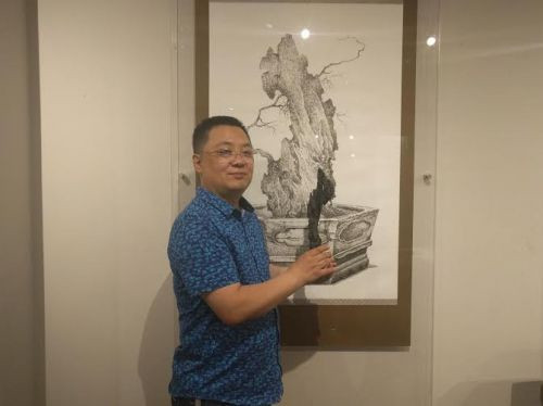 水墨畫(huà)家如一和參展雅石。(美國(guó)《僑報(bào)》/張苗