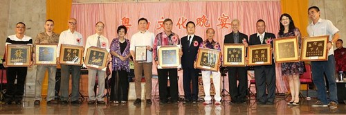 萬(wàn)里望音韻粵劇社在頒發(fā)紀(jì)念品給嘉賓和熱心人士后合照。(馬來(lái)西亞《星洲日?qǐng)?bào)》)