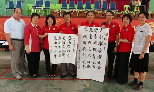 嘉賓在會(huì)上展示鄭海欽(左四)所揮毫的2副字帖。(馬來(lái)西亞《星洲日?qǐng)?bào)》)