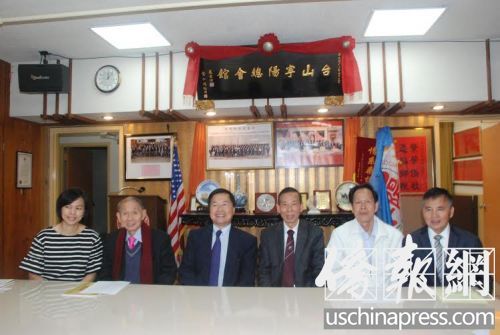 寧陽(yáng)總會(huì)館和《淘金英雄》紀(jì)錄片人員在記者會(huì)上合影。(美國(guó)《僑報(bào)》/吳卓明