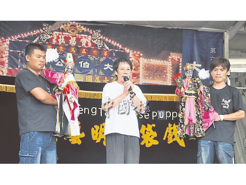 王藝明(中)介紹創(chuàng)新的布袋戲。(馬來西亞《中國(guó)報(bào)》)