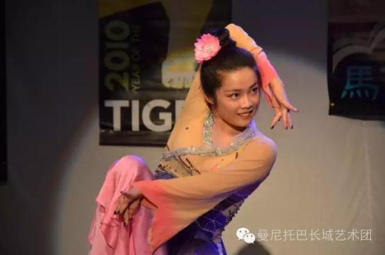 中國(guó)僑網(wǎng)藝術(shù)團(tuán)成員演繹舞蹈節(jié)目