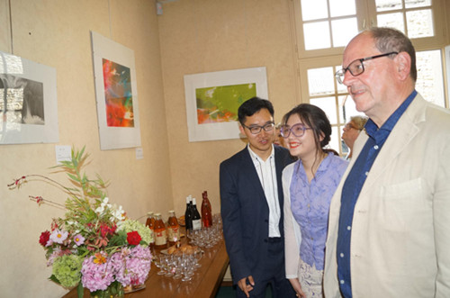 來賓認真觀看畫展。(法國《歐洲時報》/黃冠杰