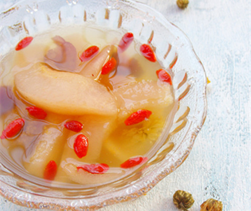菊花紅棗枸杞燉雪梨(資料圖:美國(guó)《中文網(wǎng)》)