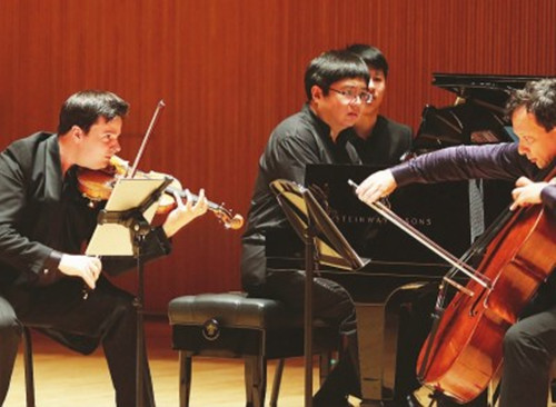 德國(guó)選手斯特凡·塔哈哈(左一)在比賽中演奏。(蔡磊磊