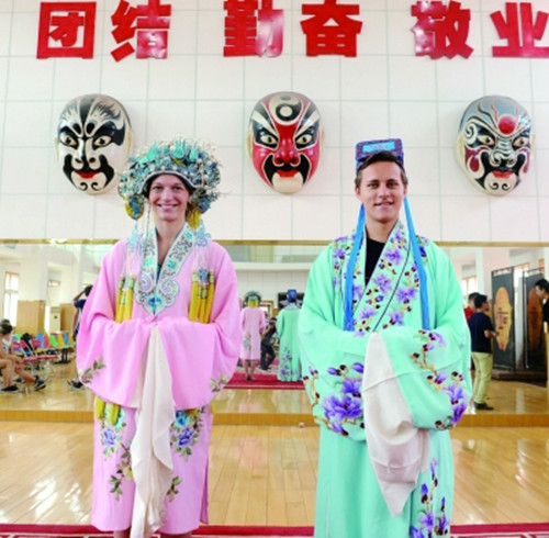 德國大學生斯特凡·格拉丁格爾(右)與同學在山東省京劇院試穿京劇演出服裝。(蘇銳