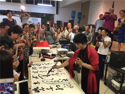 胡秋萍教授現(xiàn)場揮毫展示。(楊建興