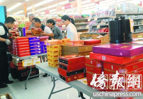民眾挑選減價(jià)月餅。(美國(guó)《僑報(bào)》/翁羽