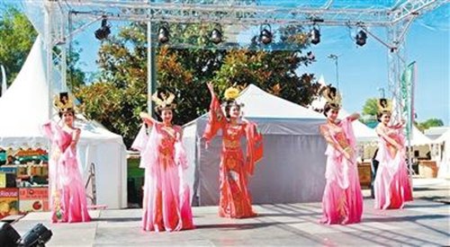 西安大唐芙蓉園藝術(shù)團(tuán)演員表演舞蹈節(jié)目。