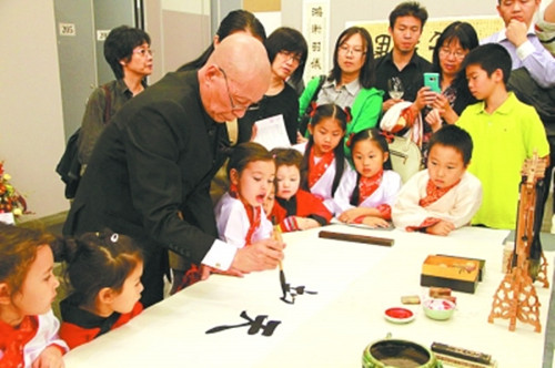 崔仁輝教授現場向小朋友們演示書法藝術(資料圖)