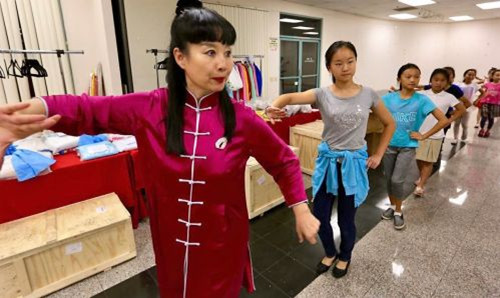著名京劇表演藝術(shù)家孫萍在洛杉磯傳授孩子們京劇表演藝術(shù)。(美國《僑報(bào)》/邱晨