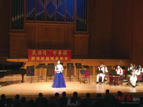 邵瑋玲演唱小二黑結婚選曲。(美國《僑報》/宋旸