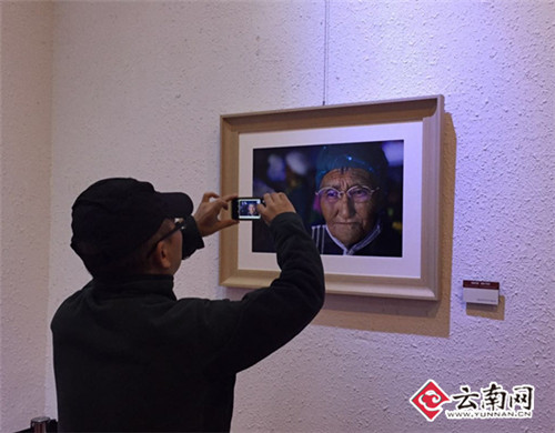 攝影展現(xiàn)場市民翻拍攝影作品