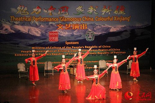 中國(guó)僑網(wǎng)新疆木卡姆藝術(shù)團(tuán)26日晚在巴基斯坦國(guó)家藝術(shù)委員會(huì)為巴方民眾帶來(lái)了“魅力中國(guó) 多彩新疆”大型文藝演出(人民網(wǎng)記者 徐偉 攝)