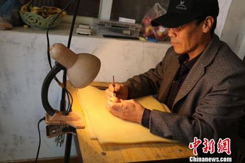 中國僑網(wǎng)李世華正在進行雕刻。(張春娥 攝)