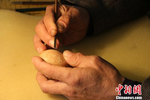 中國僑網(wǎng)李世華正在進行雕刻。(陳彩燕 攝)