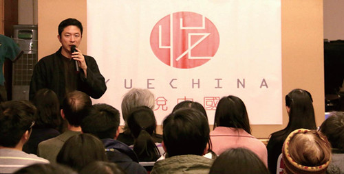 中國僑網(wǎng)展覽策劃人陳玠甫在會上致辭。(法國《歐洲時報》德國版/張涵 攝)