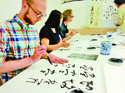 中國(guó)僑網(wǎng)書(shū)店里的書(shū)法課 林衛(wèi)光供圖