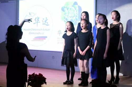 中國僑網(wǎng)小合唱海涅詩門德爾松曲《乘著歌聲的翅膀》。(法國《歐洲時(shí)報(bào)》德國版)