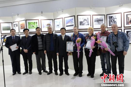 中國僑網(wǎng)圖為“2016中俄國際攝影展”開幕儀式現(xiàn)場 張江 攝