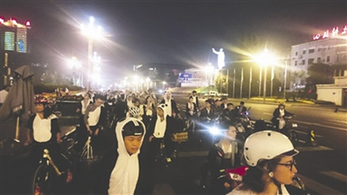 中國(guó)僑網(wǎng)“周五夜騎團(tuán)”身穿熊貓裝騎行在成都街頭。(資料圖)