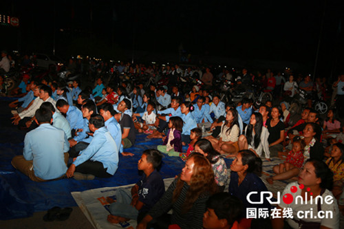 中國(guó)僑網(wǎng)馬德望市民觀看中柬優(yōu)秀電影