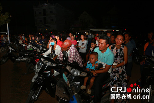 中國(guó)僑網(wǎng)正在觀看中柬優(yōu)秀電影的詩(shī)梳風(fēng)市民